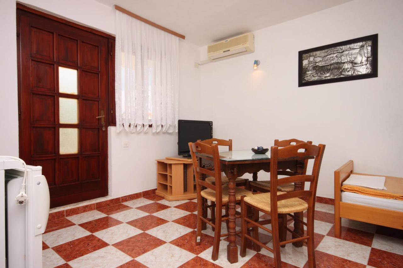 Apartments With A Parking Space Starigrad, Paklenica - 6618 Esterno foto